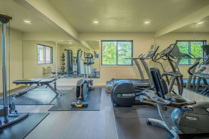 Days Inn & Suites by Wyndham Waterloo
