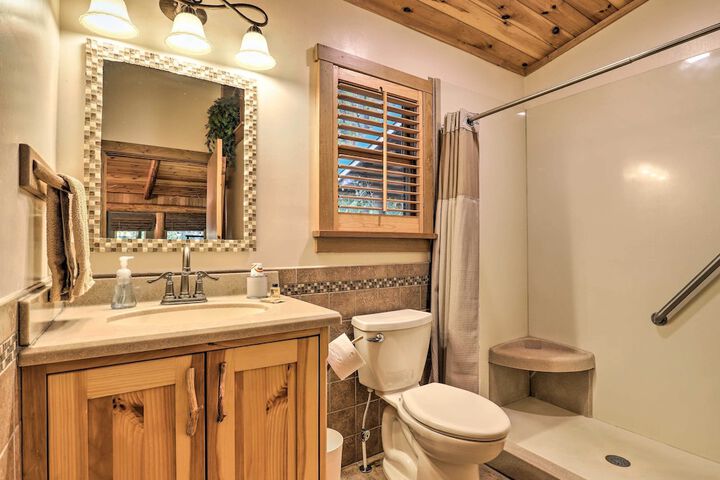 Fletcher Cabin: Wraparound Deck & Pond Access