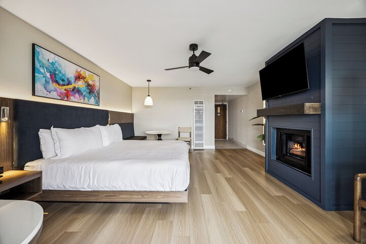 456 Embarcadero Inn & Suites