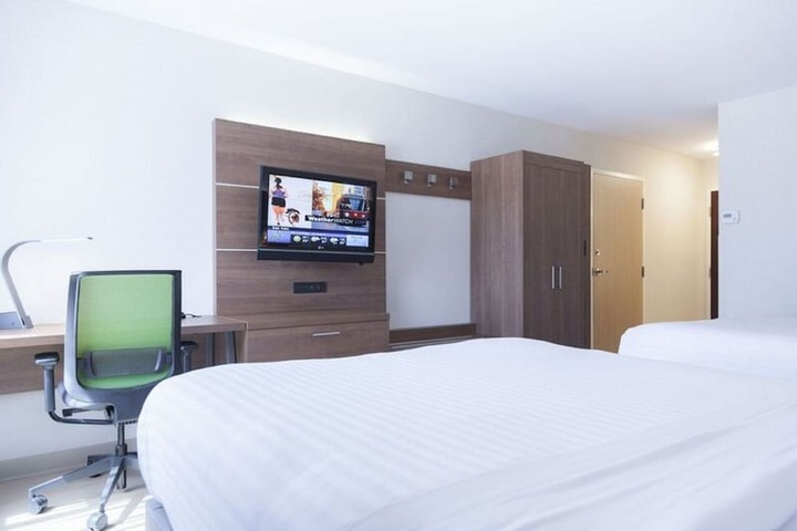 Room 33 of 71