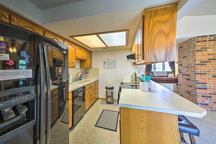 Family-friendly Broken Arrow Retreat w / Yard!