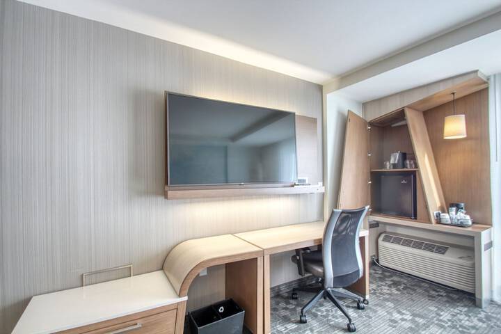 Room 33 of 51