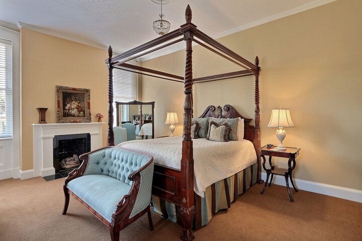 Room 102 of 170