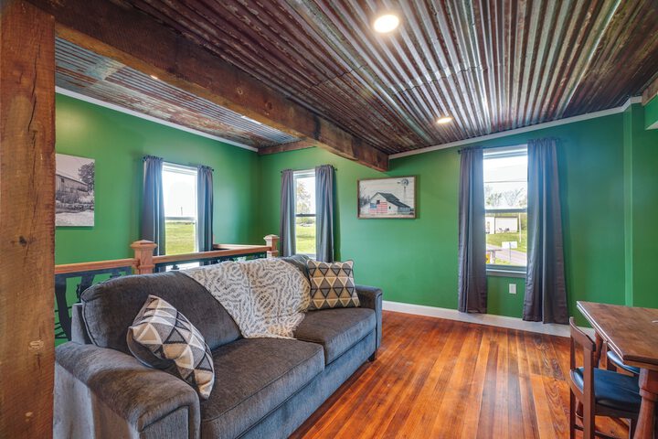 Near Wineries: Country Condo in New Haven