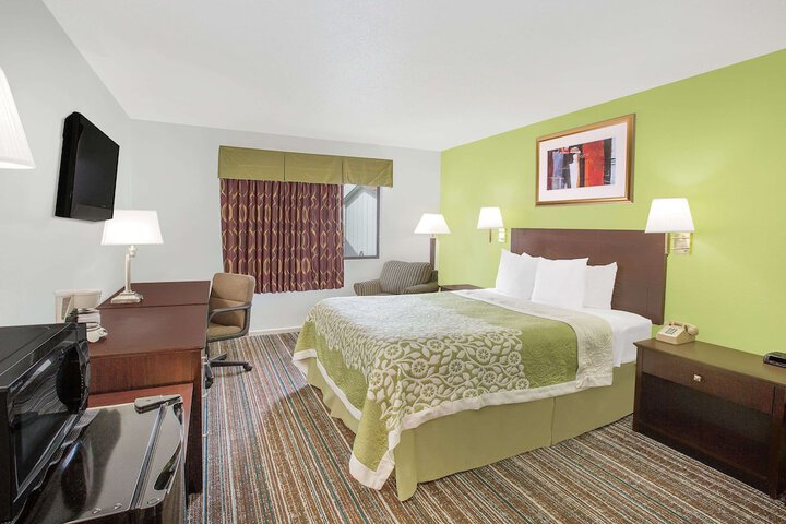 Room 4 of 17