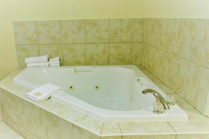Aurora Park Inn & Suites