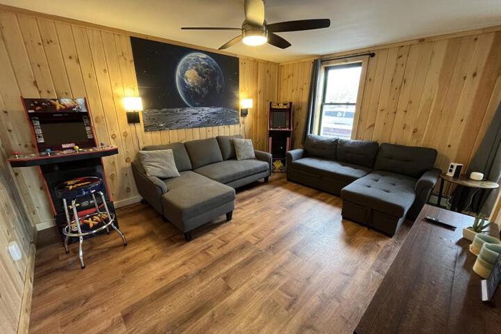 2 Bed Berkshire Apt minutes to Jiminy Peak Ski