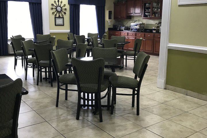 Days Inn & Suites by Wyndham Savannah North I-95