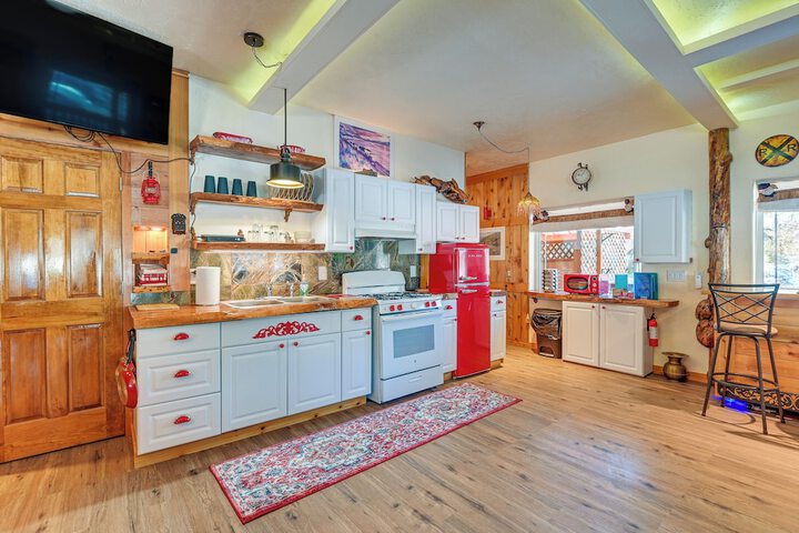 Cozy Kenai Abode w / Private Deck: 5 Mi to Ocean!