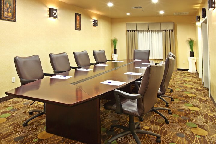 Holiday Inn Express & Suites Marshall by IHG
