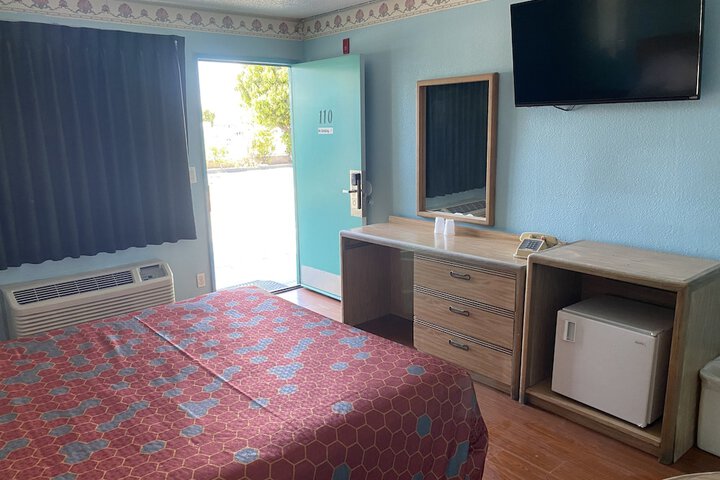 Room 4 of 10