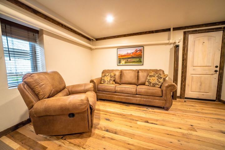 Lounge 24 of 25