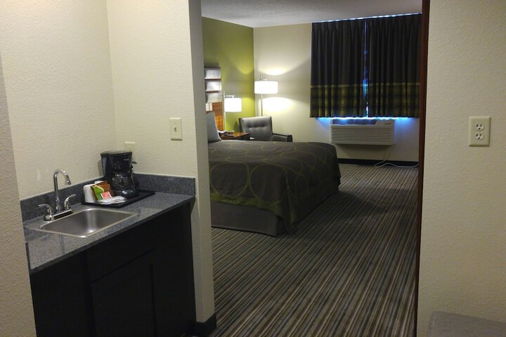 Super 8 by Wyndham Copley Akron