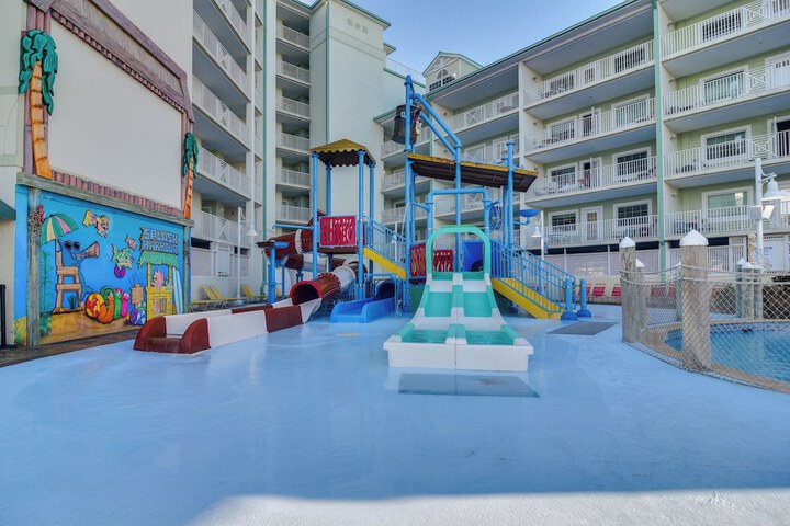 Waterfront Condo w / Water Park Walk to the Beach!