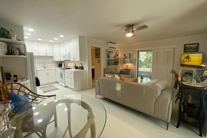 Closest 1BR to Vanderbilt Beach full kitchen with dishwasher, ALL NEW!