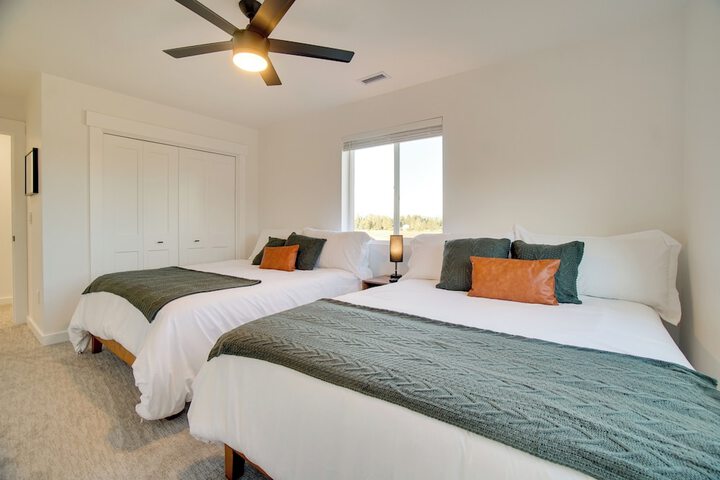 Modern Donnelly Cabin w / Private Hot Tub