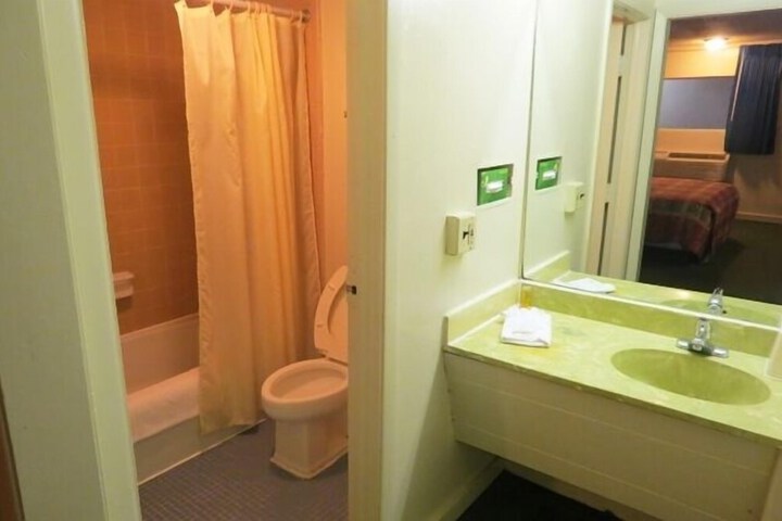 Room 6 of 18