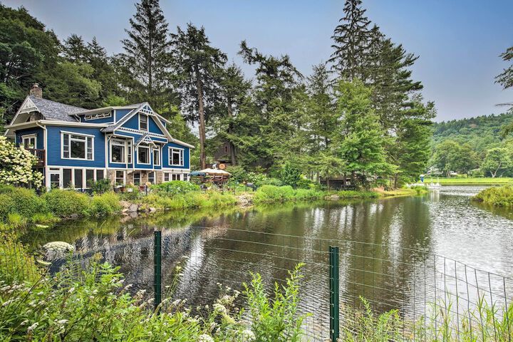 Lakefront Poconos Retreat w / Hot Tub Near Hiking!