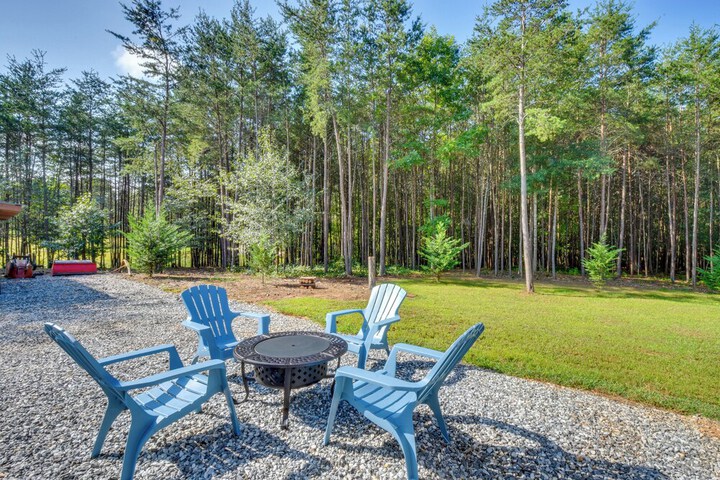 Cozy Clarkesville Getaway w / Fire Pit!