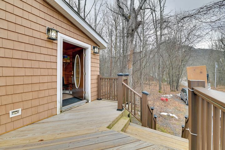 Walk to Hunter Village! Family Ski Retreat w / Deck