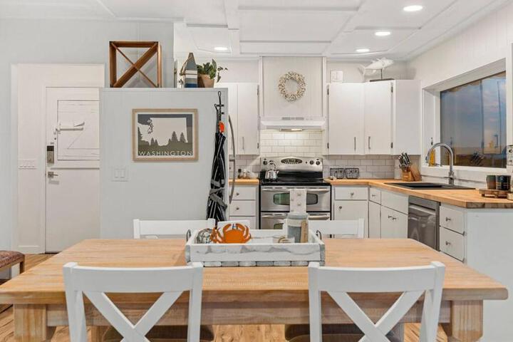 Cozy Coastal Getaway • Panoramic Ocean Views