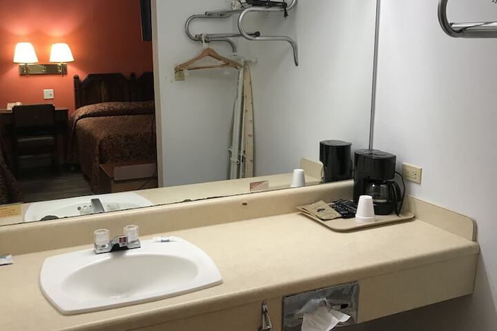 Room 8 of 9