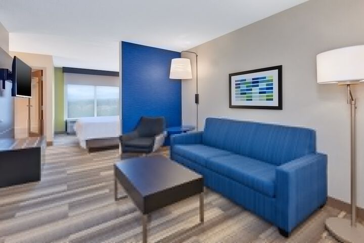 Lounge 28 of 31