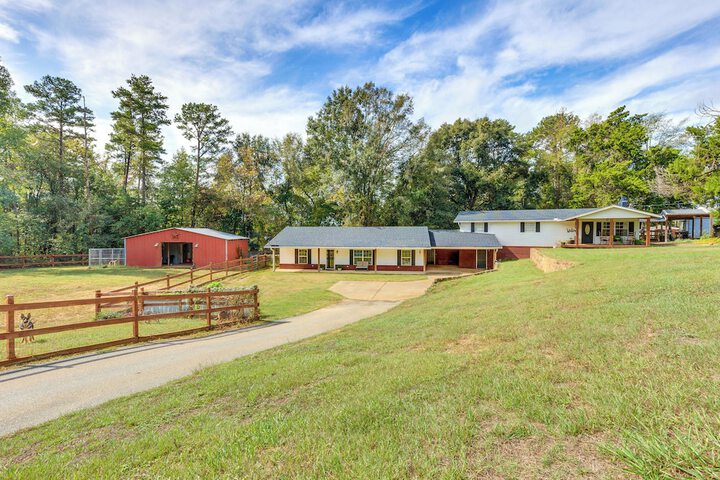 Rural Retreat w / Covered Porch Near Jackson