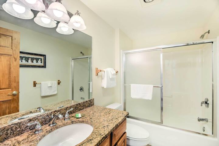 Inviting Ski-in / ski-out Condo at Jay Peak Resort!