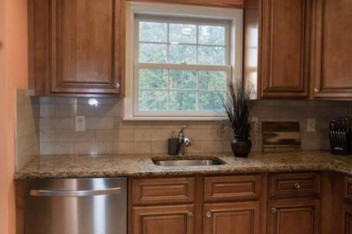 Family 3-bedroom home (2nd floor near EWR / Outlet)