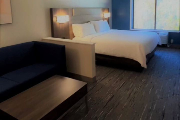Room 13 of 33
