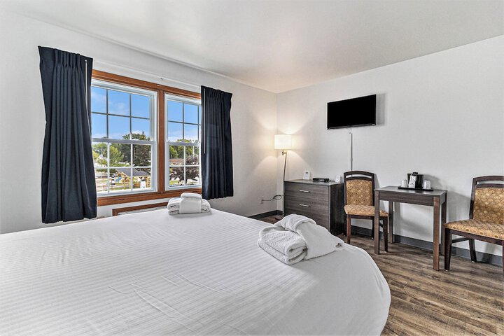 Snyders Shoreline Inn
