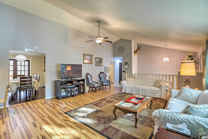 Scenic Woodland Park Cottage w / Deck + Grill!