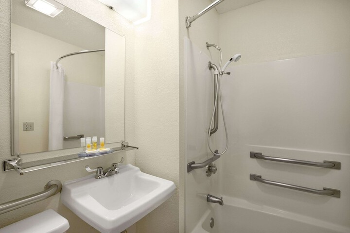 Days Inn by Wyndham Oglesby / Starved Rock