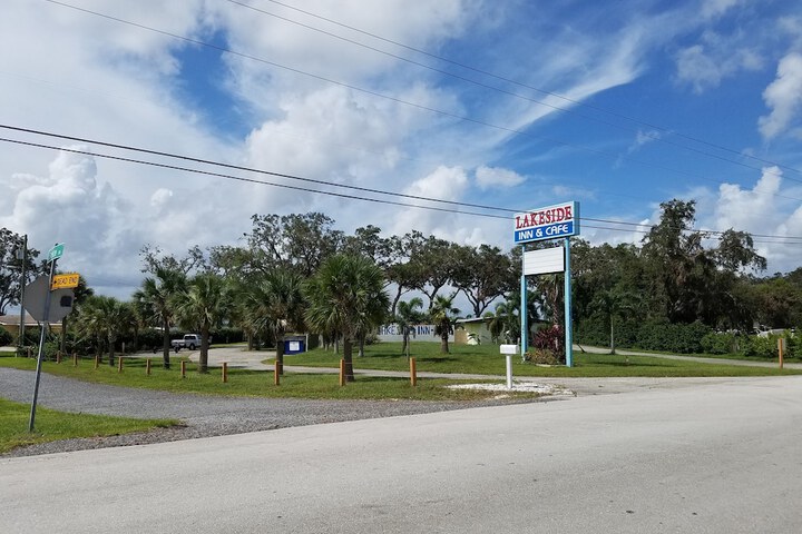 Lakeside Inn and Cafe