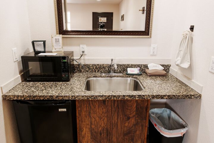 Price Pointe Inn