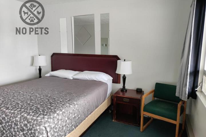 Eight Bar B Motel