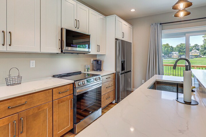 Rock Hall Retreat w / Balcony Near Park & Marina!