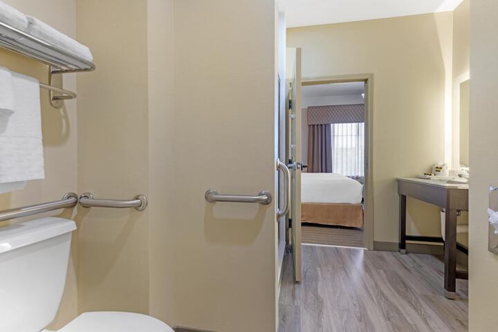 Best Western Plus Monica Royale Inn & Suites