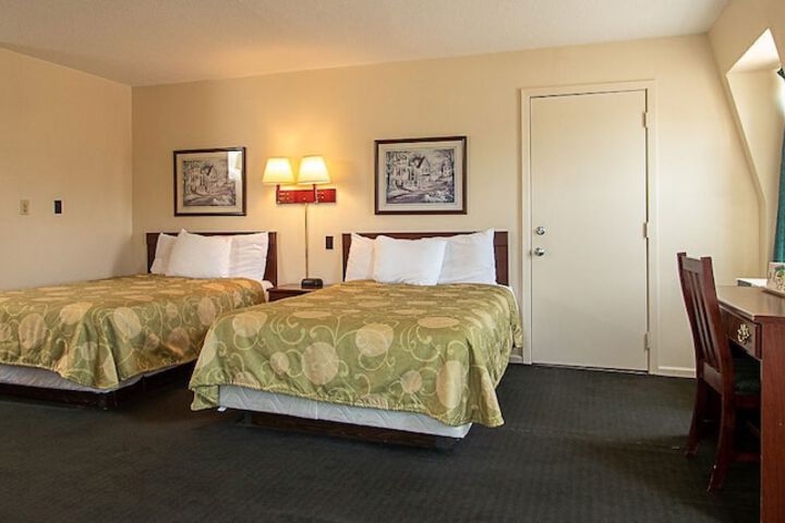 Country Squire Inn & Suites