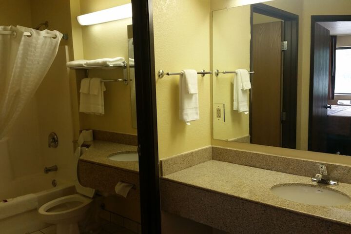 Super 8 by Wyndham Wheeling WV
