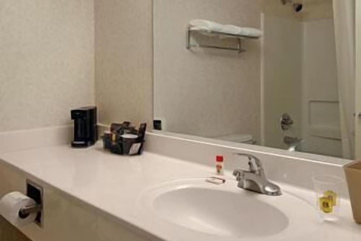 Room 11 of 28