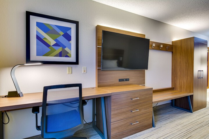 Room 27 of 40