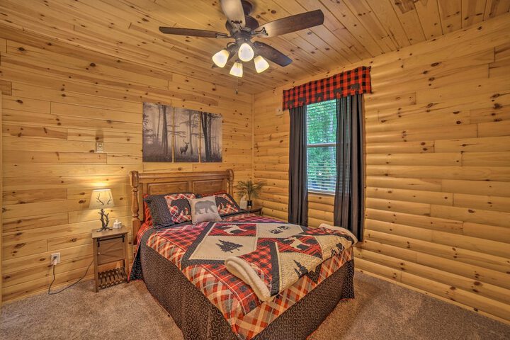 Updated Manistique Log Cabin Yard & Fire Pit
