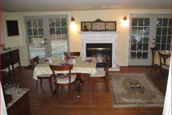 Le Petit Chateau Inn