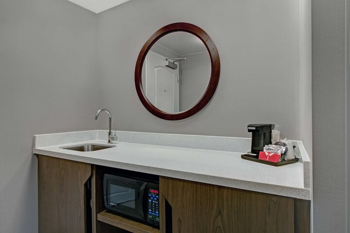 Hampton Inn & Suites Syracuse Dewitt