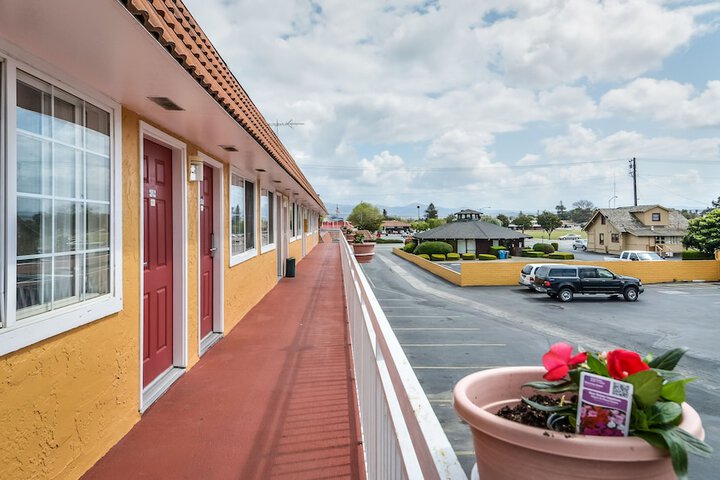 Hollister Inn
