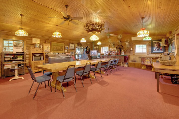 Handcrafted Log Cabin in Candor: Group Getaway!