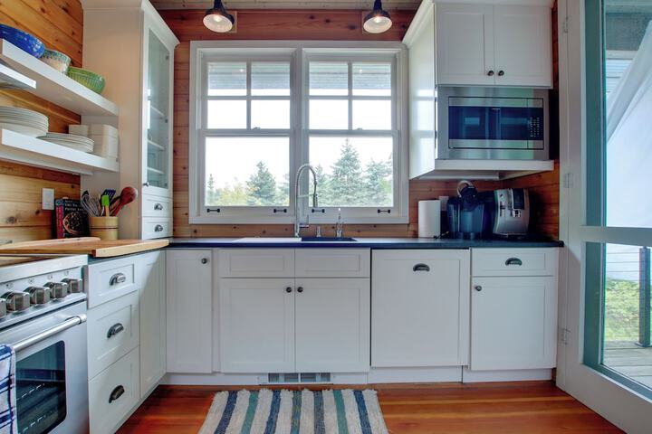 Serene Washington Island Getaway w / Private Beach!