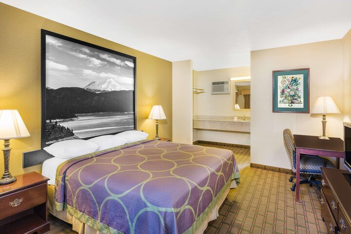 Room 8 of 33